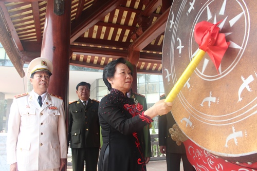 Phó Chủ tịch nước Nguyễn Thị Doan đánh trống khai giảng năm học mới 2013 - 2014